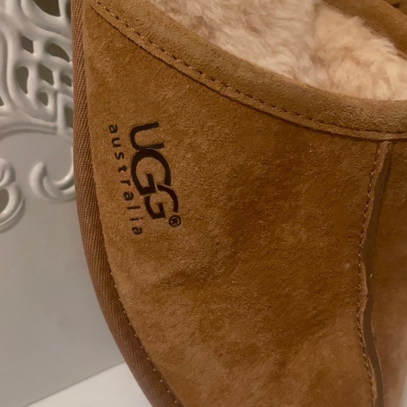 Ugg’s gorgeous means slippers with fur inside in very good condition and clean. - Picture 2 of 12